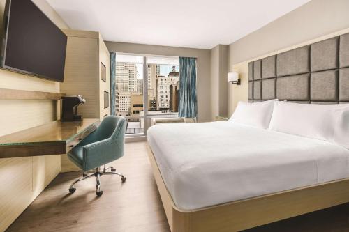 Habitación con cama extragrande. del hotel Hilton Garden Inn New York Times Square North
