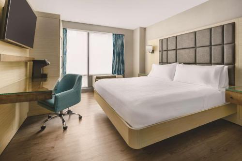 Habitación con cama extragrande. del hotel Hilton Garden Inn New York Times Square North. Foto 3