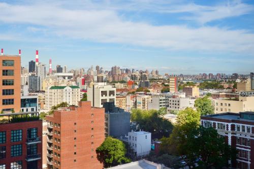 Habitación Doble con cama grande y vistas a la ciudad del hotel Courtyard Long Island City/new York Manhattan View