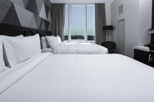 Habitación con 2 camas grandes del hotel Courtyard Long Island City/new York Manhattan View. Foto 1