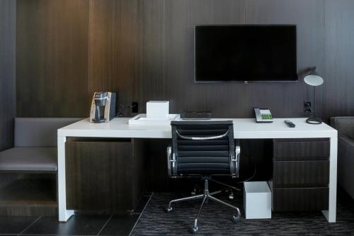 Habitación con 2 camas grandes del hotel Courtyard Long Island City/new York Manhattan View. Foto 3