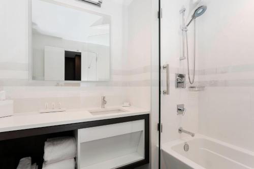 Habitación con 2 camas grandes del hotel Courtyard Long Island City/new York Manhattan View. Foto 7