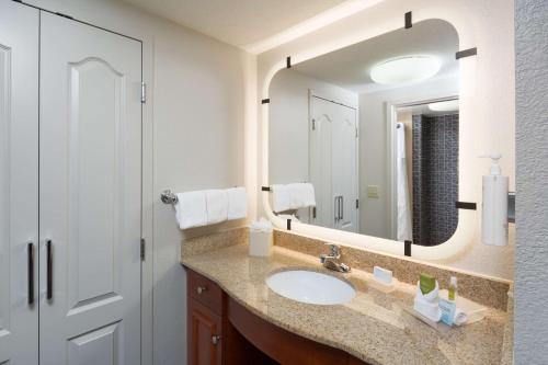 Suite con cama extragrande - Adaptada para personas con discapacidad auditiva/no fumadores del hotel Homewood Suites Stewart Airport. Foto 1