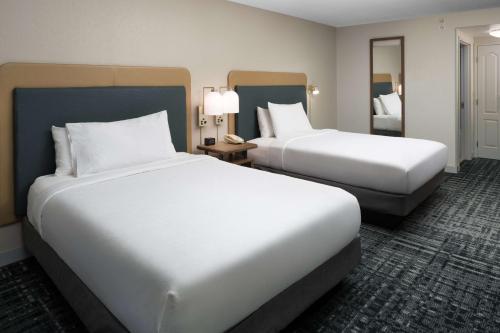 Suite de 1 dormitorio con dos camas Queen - No fumadores del hotel Homewood Suites Stewart Airport