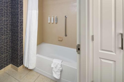 Suite de 1 dormitorio con dos camas Queen - No fumadores del hotel Homewood Suites Stewart Airport. Foto 2