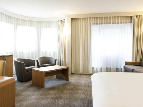 Suite Junior con 1 cama grande y sofá del hotel Novotel Gent Centrum