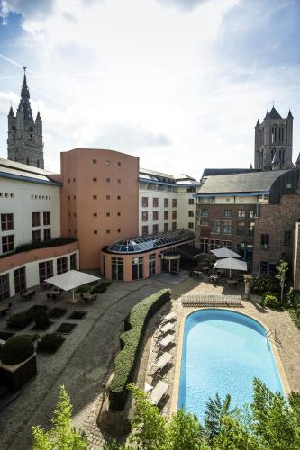 Suite Junior con 1 cama grande y sofá del hotel Novotel Gent Centrum. Foto 6