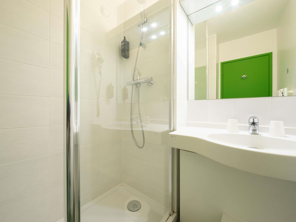 Habitación estándar con 2 camas individuales del hotel Ibis Styles Sarrebourg. Foto 10