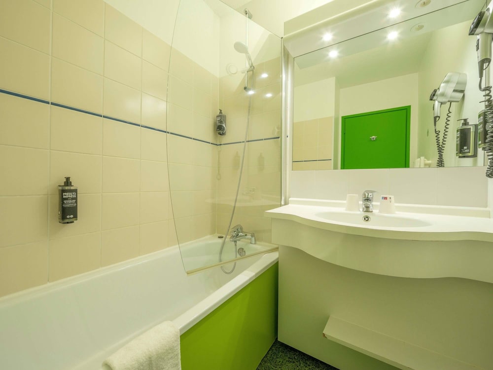 Habitación estándar con 2 camas individuales del hotel Ibis Styles Sarrebourg. Foto 11