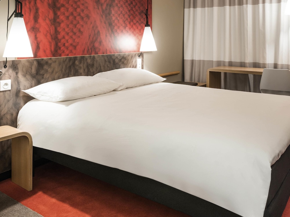 Habitación con una cama doble del hotel Ibis Gent Centrum St-baafs Kathedraal
