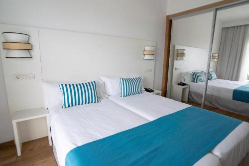 Habitación Doble con vistas al mar - 1 o 2 camas del hotel Bluesea Playa Azul. Foto 1