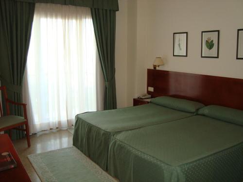 Habitación Doble Estándar - 2 camas del hotel Bahia Bayona. Foto 3