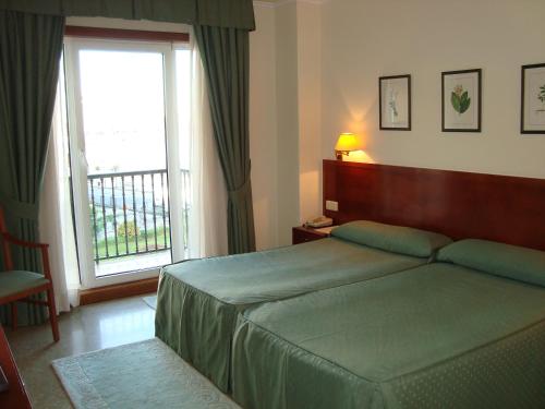 Habitación Doble Estándar - 2 camas del hotel Bahia Bayona. Foto 5