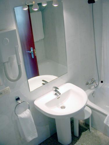 Habitación Doble Estándar - 2 camas del hotel Bahia Bayona. Foto 7