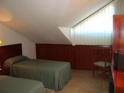 Habitación con 2 camas individuales - Ático del hotel Bahia Bayona. Foto 1