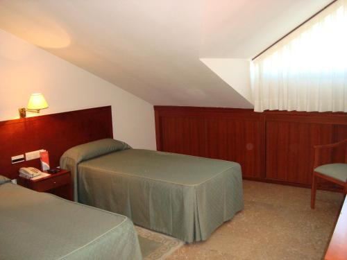 Habitación con 2 camas individuales - Ático del hotel Bahia Bayona. Foto 2