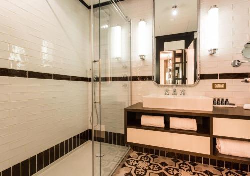 Habitación Doble Deluxe con balcón del hotel Only You Atocha