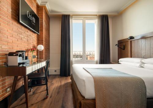 Habitación Doble Deluxe con balcón del hotel Only You Atocha. Foto 7