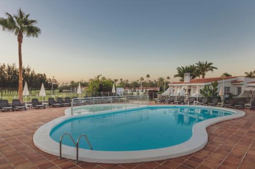 Bungalow con terraza y vistas a la piscina del hotel Vista Verde. Foto 8
