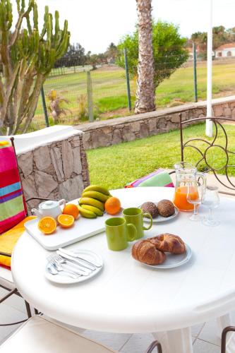 Bungalow con terraza y vistas a la piscina del hotel Vista Verde. Foto 18