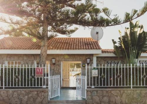 Bungalow con terraza y vistas a la piscina del hotel Vista Verde. Foto 40
