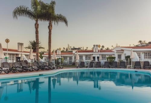 Bungalow con terraza y vistas a la piscina del hotel Vista Verde. Foto 1