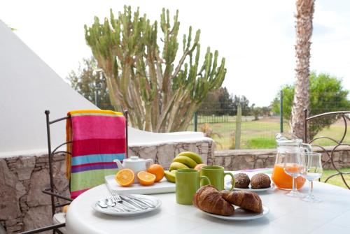 Bungalow con terraza y vistas a la piscina del hotel Vista Verde. Foto 6