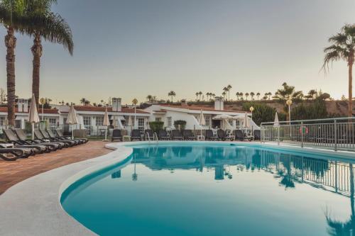 Bungalow con terraza y vistas a la piscina del hotel Vista Verde. Foto 7