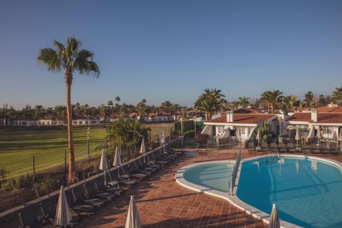 Bungalow con terraza y vistas a la piscina del hotel Vista Verde. Foto 9