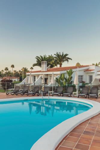 Bungalow con terraza y vistas a la piscina del hotel Vista Verde. Foto 12