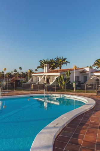 Bungalow con terraza y vistas a la piscina del hotel Vista Verde. Foto 14