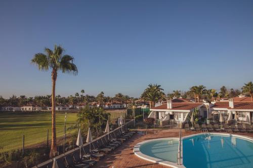 Bungalow con terraza y vistas a la piscina del hotel Vista Verde. Foto 15