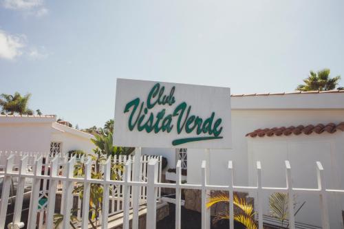 Bungalow con terraza y vistas a la piscina del hotel Vista Verde. Foto 20