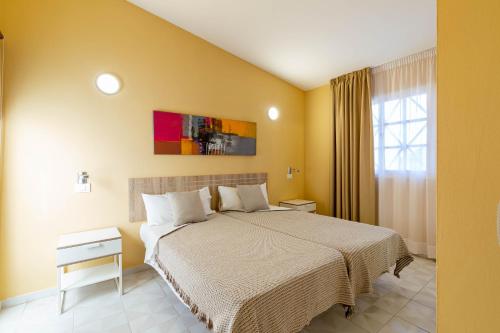 Bungalow con terraza y vistas a la piscina del hotel Vista Verde. Foto 27