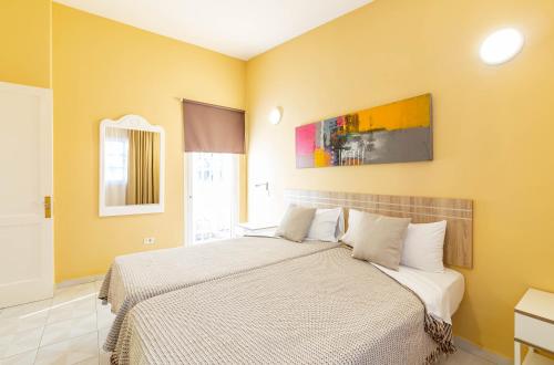 Bungalow con terraza y vistas a la piscina del hotel Vista Verde. Foto 28