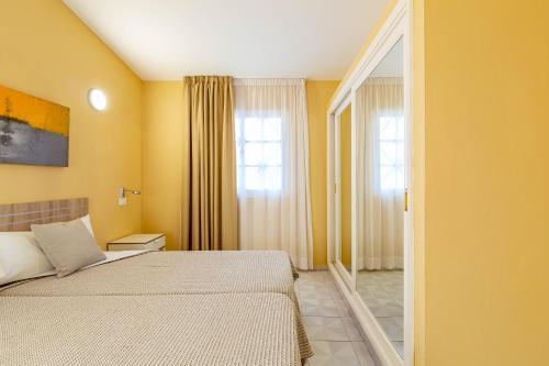 Bungalow con terraza y vistas a la piscina del hotel Vista Verde. Foto 29