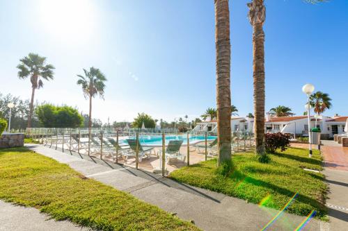Bungalow con terraza y vistas a la piscina del hotel Vista Verde. Foto 31