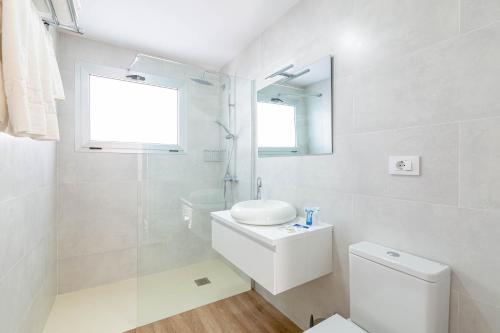 Bungalow con terraza y vistas a la piscina del hotel Vista Verde. Foto 33