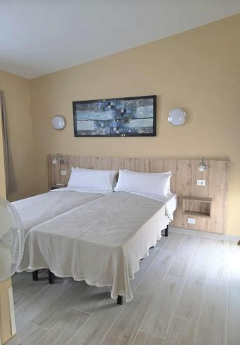 Bungalow con terraza y vistas a la piscina del hotel Vista Verde. Foto 34