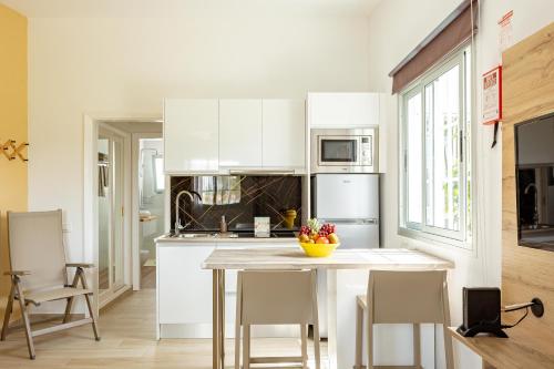 Bungalow con terraza y vistas a la piscina del hotel Vista Verde. Foto 36