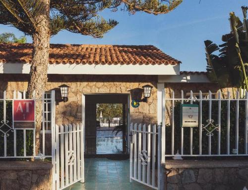 Bungalow con terraza y vistas a la piscina del hotel Vista Verde. Foto 43