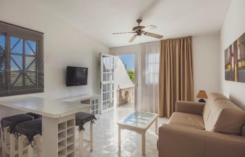 Bungalow con terraza y vistas a la piscina del hotel Vista Verde. Foto 44