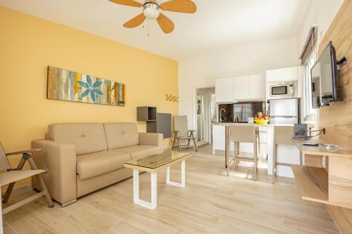 Bungalow con terraza y vistas a la piscina del hotel Vista Verde. Foto 45