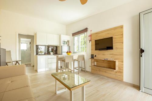 Bungalow con terraza y vistas a la piscina del hotel Vista Verde. Foto 46