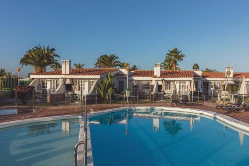 Bungalow con terraza y vistas a la piscina del hotel Vista Verde