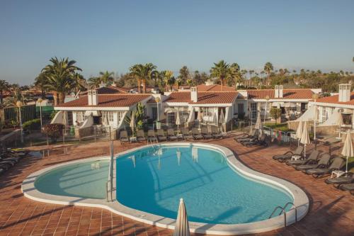 Bungalow con terraza y vistas a la piscina del hotel Vista Verde. Foto 5