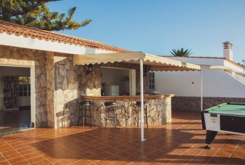 Bungalow con terraza y vistas a la piscina del hotel Vista Verde. Foto 17