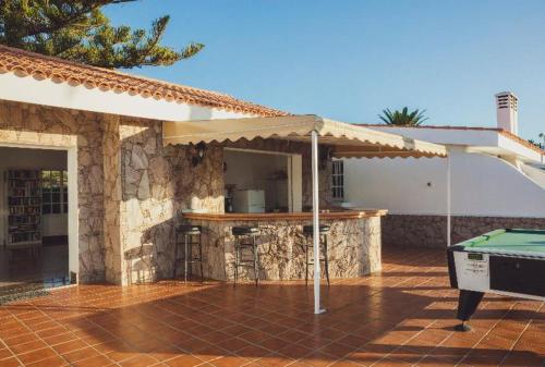 Bungalow con terraza y vistas a la piscina del hotel Vista Verde. Foto 41