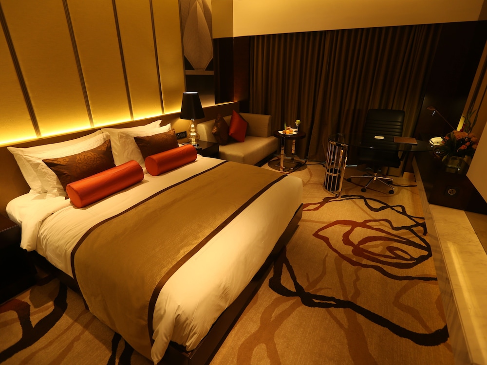 Habitación Deluxe King del hotel Pride Plaza Aerocity New Delhi. Foto 1