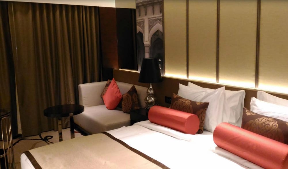Habitación Deluxe King del hotel Pride Plaza Aerocity New Delhi. Foto 3